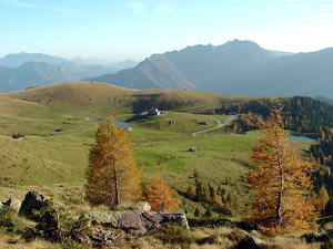 I Piani dell'Avaro con il Rif. Monte Avaro  riaperto nell'estate 2006