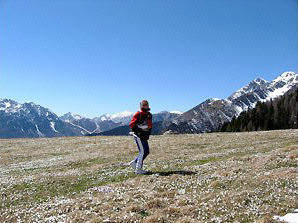 Splendide distese di crocus in fiore all'inizio della primavera con vista verso le Grigne e il Pizzo Tre Signori