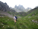 Salita verso la bocchetta Tri Omen col Monte Valletto sullo sfondo - foto Piero Gritti 8 luglio 07