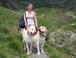 Ale tra i labrador di Gianmario verso i laghetti di Ponteranica - foto Piero Grittii 8 luglio 07