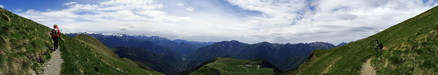 Sul sentiero 109-101 con vista sui Piani dell'Avaro, la Valle Brembana ed i suoi monti
