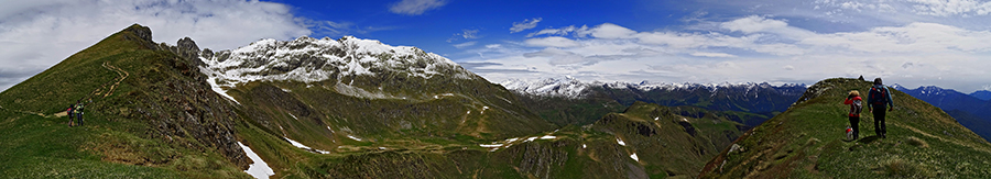 Sul sentiero 109-101 a Passo Monte Foppa on vista su Triomen, Valletto, Ponteranica, Orobie e cima Monte Foppa