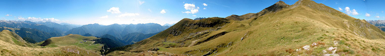 Vista panoramica a 360° dal Monte Avaro sulle Alpi Orobie circostanti