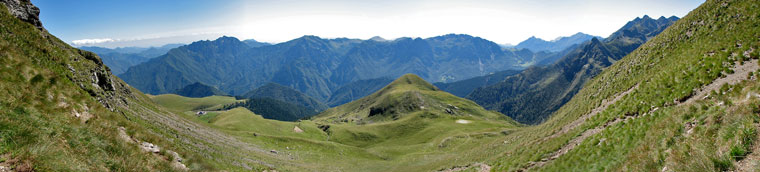 Dalla Bocchetta Triomen verso il Monte Avaro, iPiani dell'Avaro e le Orobie circostanti - 24 agosto 08