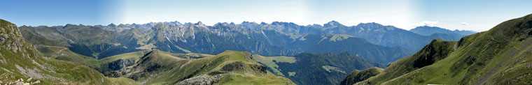 Vista panoramica dal Lago alto di Ponteranica verso le Alpi Orobie circostanti 