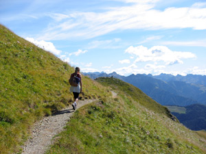 In quota il panoramico sentiero diventa pianeggiante