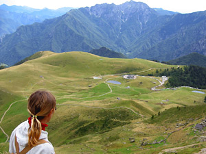 Ampia vista dall'alto sui Piani dell'Avaro