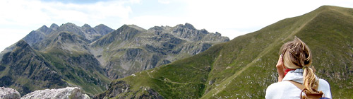 Dall'Avaro zoom sul bianco Rifugio Benigni