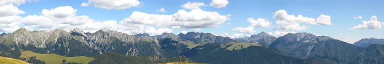 Nella panoramica...il versante nord-occidentale del Menna visto dai Piani dell'Avaro