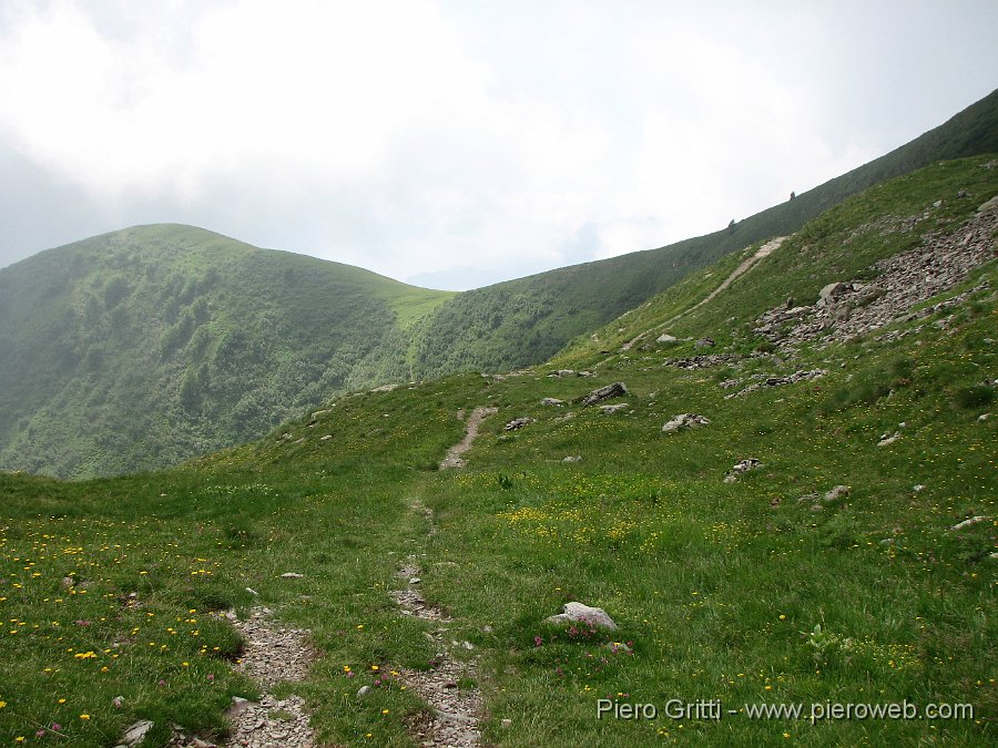 IMG_0938.JPG - Il sentiero che sale dalla sella e lungo il fianco del Monte Foppa a raggiungere il 101