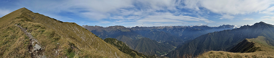 Ampia panoramica verso le Orobie dalla cresta di salita al Pizzo Baciamorti