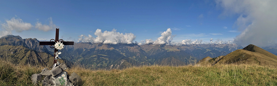 Vista panoramica dalla crocetta di vetta dell'Arallata (2006 m) con vista in Baciamorti (2009 m)