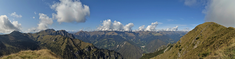Vista panoramica dalle propaggini dell'Aralalta con vista sulle valli Raisere e Anacogno