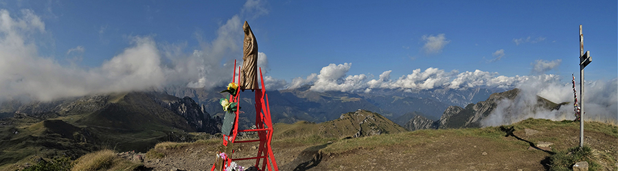 In vetta al Sodadura (2011 m) le nebbie si stanno dissolvento!