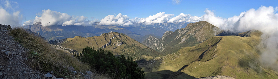 Il sole splende su Aralalta-Bcaiamorti e Cantardo con le vali Raisere e Ancogno