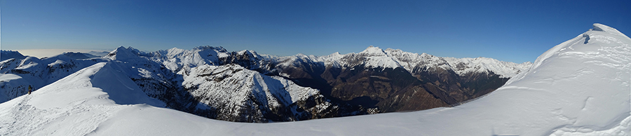 In discesa dalle alte cornici di neve del Monte Aralata verso il sent. 101 e il Cabretondo