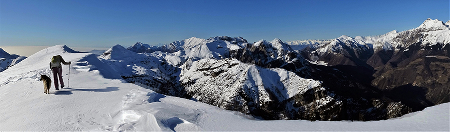 Vista panoramica passando dal Pizzo Baciamorti al Monte Aralalta ammantati di neve