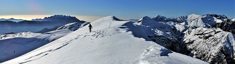 Vista panoramica passando dal Pizzo Baciamorti al Monte Aralalta ammantati di neve