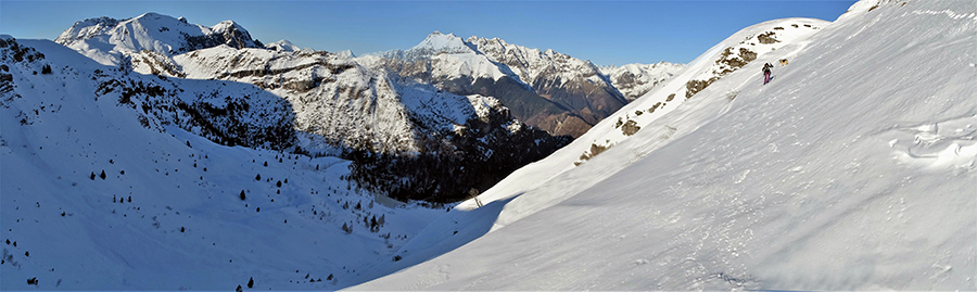 Scendendo dal Cabretondo alla Bocchetta di Regadur con vista sulla Valle d'Ancogno