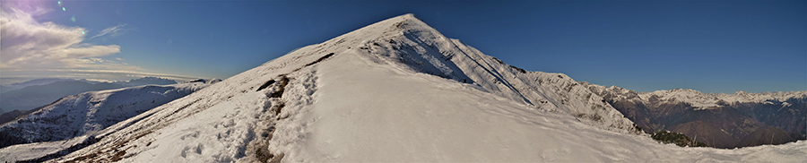 Salendo dal Passo (1541 m) al Pizzo Baciamorti (2009 m) su sentiero in cresta pestando neve in quota oltre 1800 m