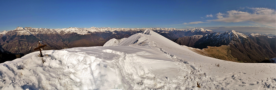 Splendido panorama dalla vetta del Monte Aralalta verso il Pizzo Baciamorti (2009 m) e le Orobie