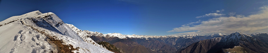 Salendo dal Passo (1541 m) al Pizzo Baciamorti (2009 m) su sentiero in cresta pestando neve in quota oltre 1800 m