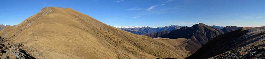 Dal sentiero 101 alla Baita Cabretondo vista in Aralalta-Baciamorti