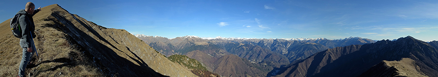 Salendo in Pizzo Baciamorti lungo la bella lunga erbosavista verso le Orobie