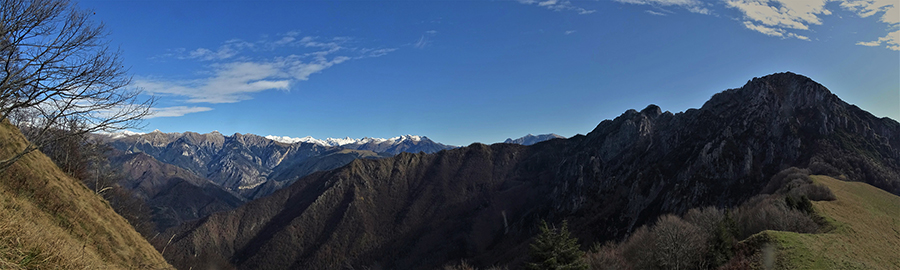 Vista panoramica verso le Alpi Orobie con le più alte cime innevate