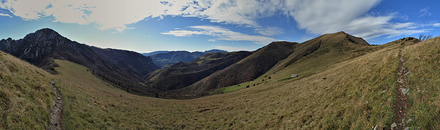 La lunga salita in cresta panoramica su sentierino dal Passo al Pizzo Baciamorti 