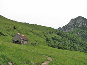 Baita Baciamorti (mt.1453) verso il passo