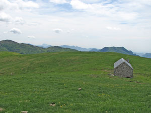 Baita Cabretondo (mt. 1869) su un vasto pianoro erboso