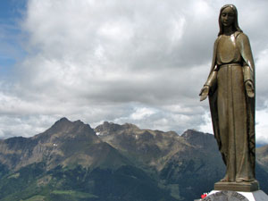 ...sullo sfondo il Pizzo Tre Signori, il Trona...