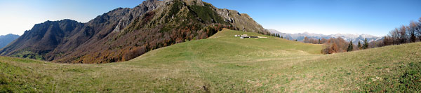 Il pianoro della Baita Campo con vista verso Venturosa, Cancervo e Alpi Orobie - foto Piero Gritti 19 ott. 07