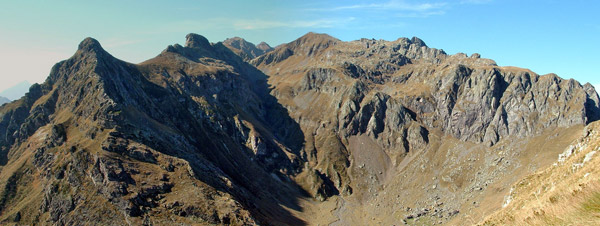 Panoramica con percorso sentieri sulla conca dell'Alta Val Salmurano 