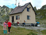 Elisa (a destra), la nuova rifugista, e il suo rifugio