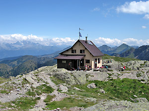 Il Rifugio Benigni (mt.2222) con sullo sfondo le Alpi