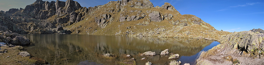 Nel Lago Piazzotti (2230 m) si specchiano le montagne