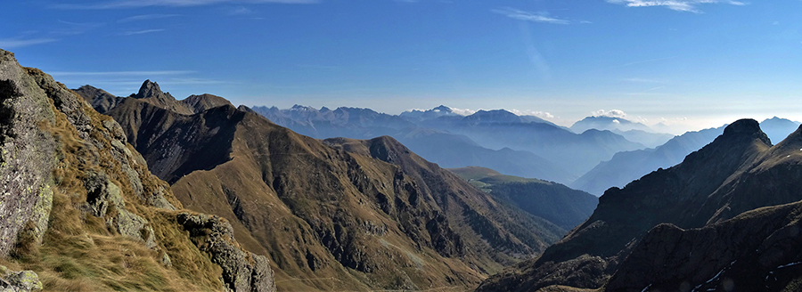 Vista panoramica sulla Valle Salmurano di salita al Benigni sul sent. 108