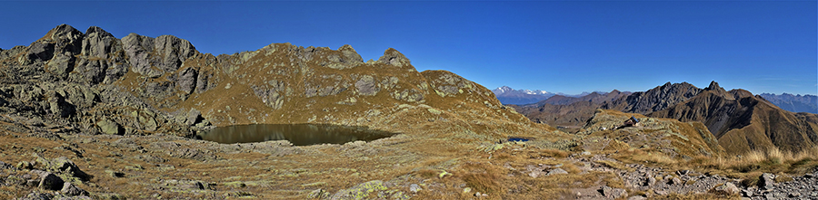 Vista panoramica su Lago Piazzotti e Rif. Benigni