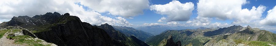 Dal Rif. Benigni vista verso la Val Gerola e la Valtellina con le Alpi