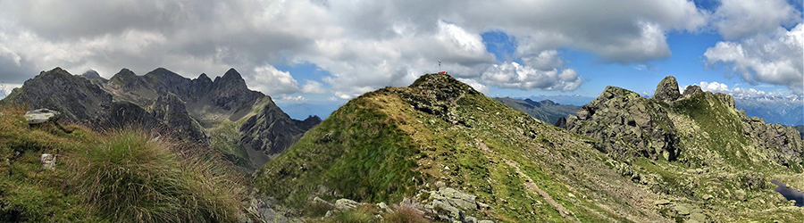 Vista panoramica verso la Cima di Val Pianella al centro con a sx la costiera del Trona e a dx quella dila Cima di Mezzaluna