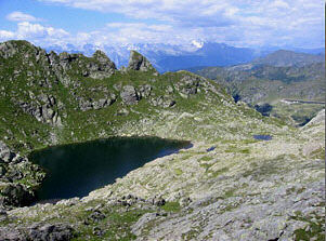 Il Lago Piazzotti e lontano la diga del Pescegallo