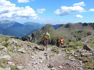 Sul sentiero per il Rif. Grassi, con in fronte il torrione S. Giacomo