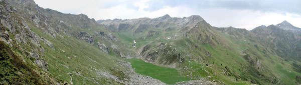 Panoramica dalla cresta d'Azzaredo verso il pianoro della Baita di Piedevalle