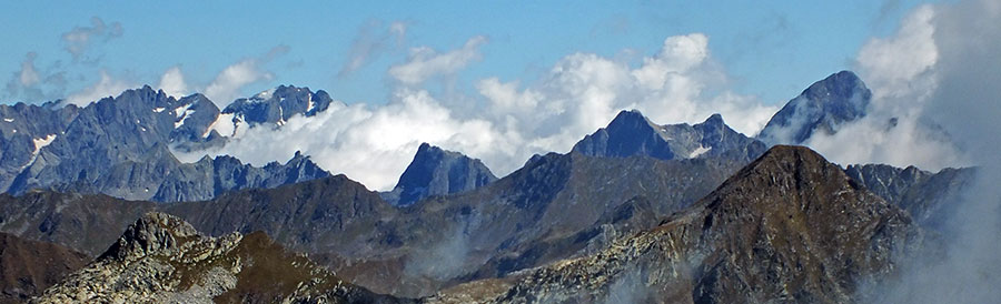 Zoom verso le Alpi Orobie dal Diavolo di Tenda ai Giganti Orobici