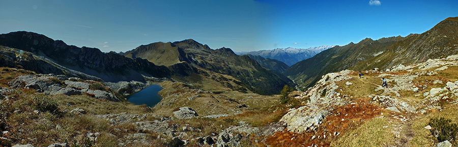 All'incrocio dei sentieri 201 e 201A con vista sui Laghi di Porcile e la Valle Lunga