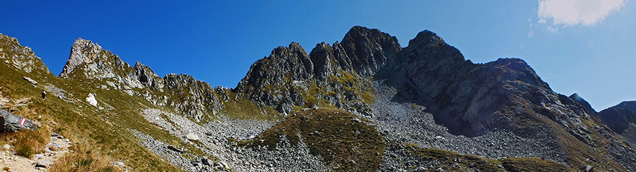 Sul sentiero 210A verso il Passo dei Lupi con vista verso il versante nord di Cima Cadelle