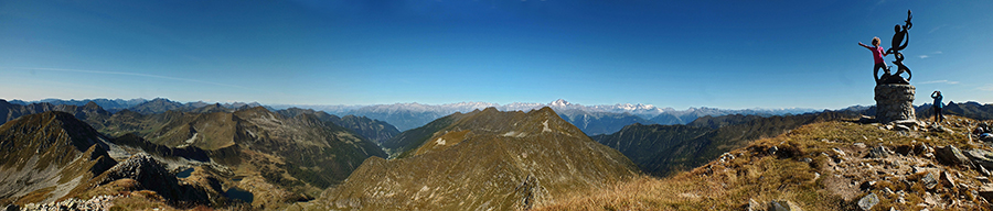 Da Cima Cadelle panorama verso le Orobie Valtellinesi e le Alpi Retiche
