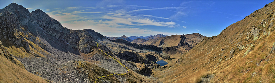 Dalla Bocchetta dei lupi vista a dx sui Laghi di Porcile, il Passo di Tartano, le cime di Lemma e il Pizzo Scala, a sx su Cima Cadelle